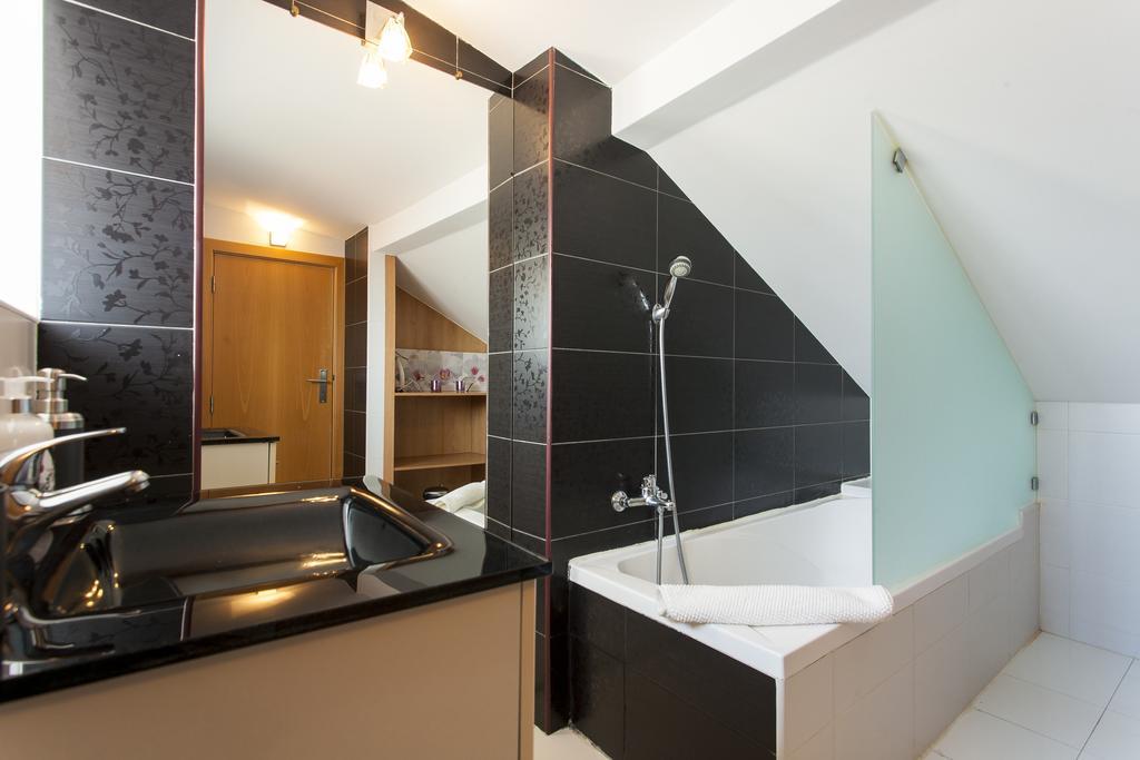 Joivy Bright 2br Apt With River Views &balcony In Alfama, Moments From Santa Apolonia Train Station * Lisboa