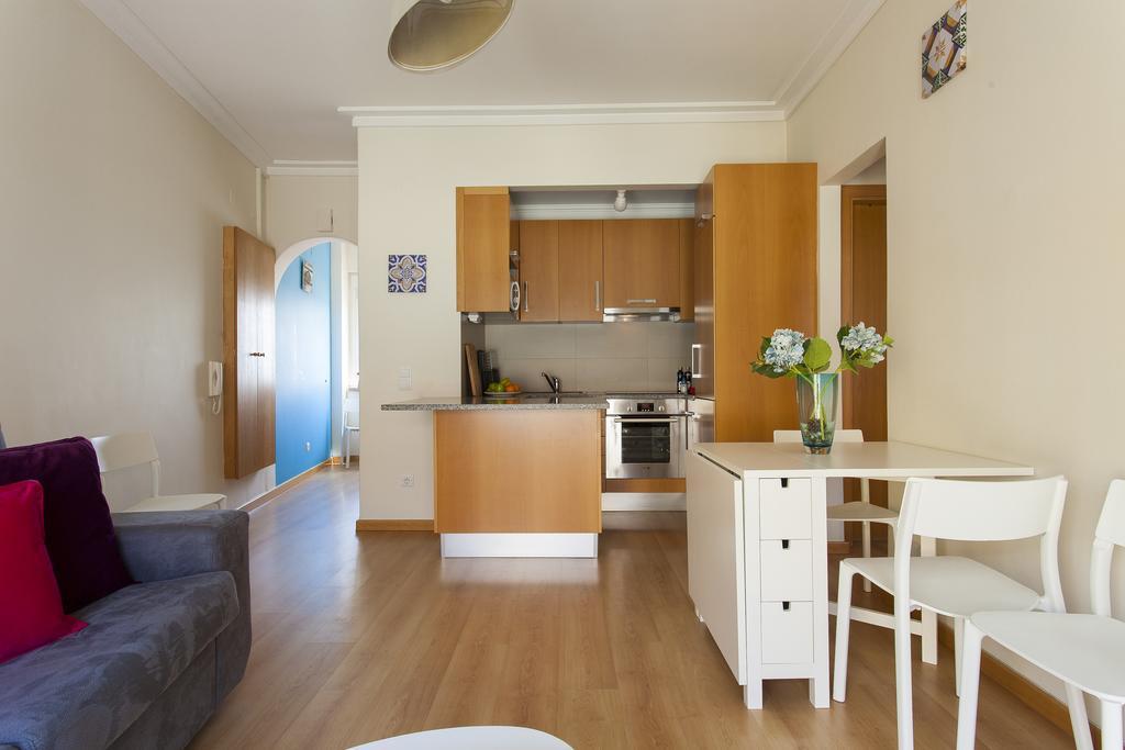 Joivy Bright 2br Apt With River Views &balcony In Alfama, Moments From Santa Apolonia Train Station Lisboa