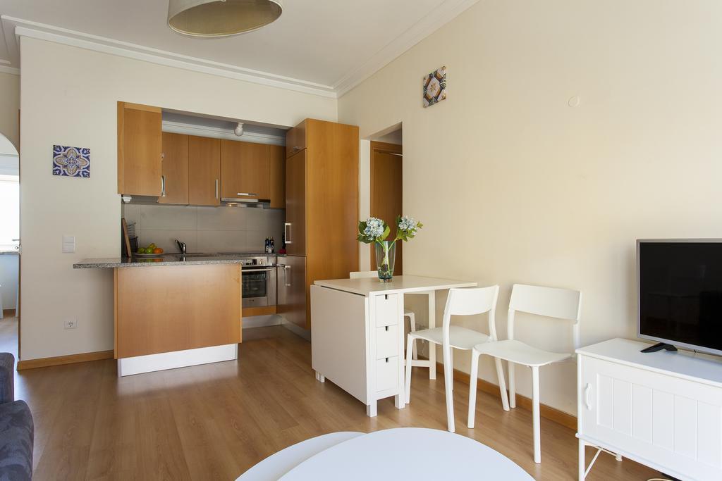 Joivy Bright 2br Apt With River Views &balcony In Alfama, Moments From Santa Apolonia Train Station *