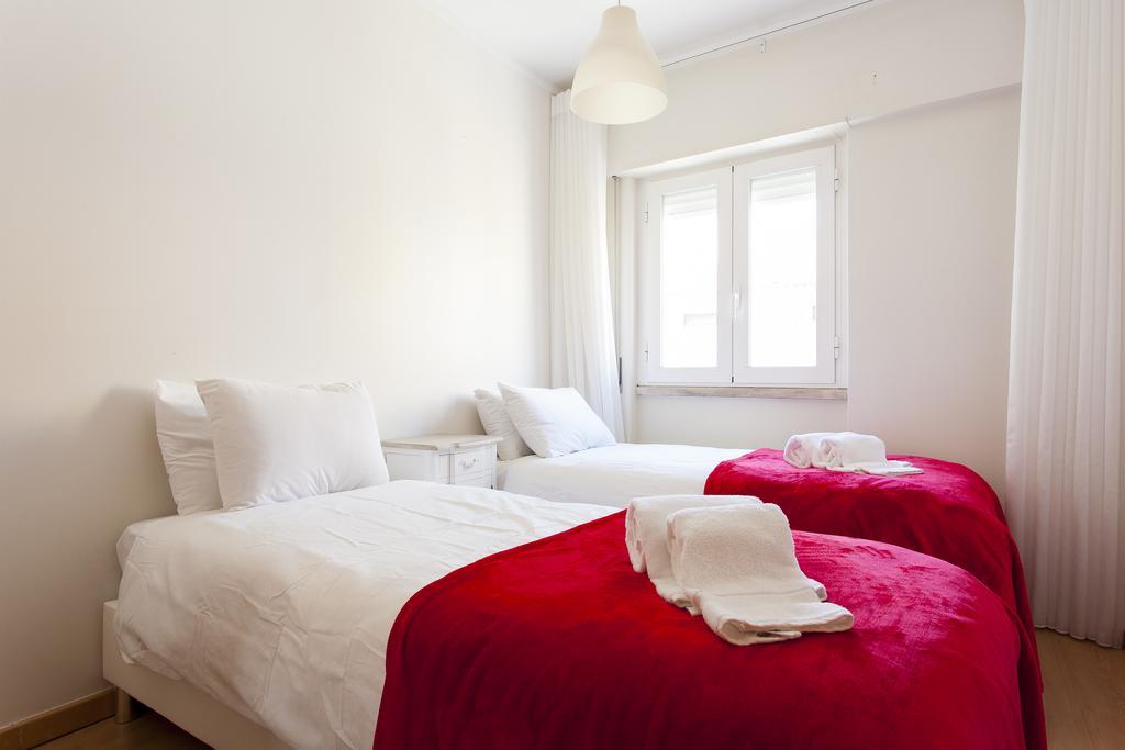 Joivy Bright 2br Apt With River Views &balcony In Alfama, Moments From Santa Apolonia Train Station *