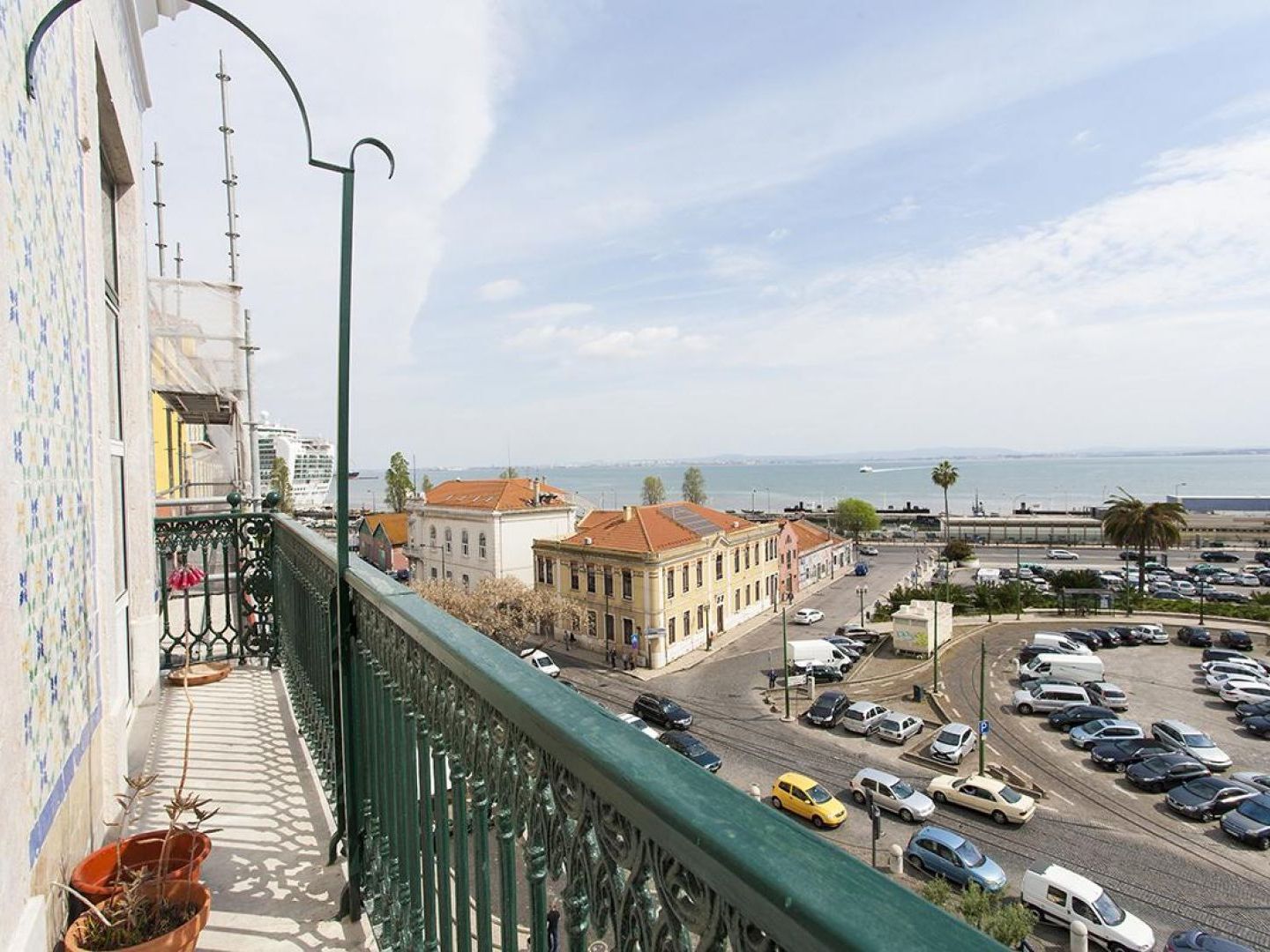 Joivy Bright 2br Apt With River Views &balcony In Alfama, Moments From Santa Apolonia Train Station Apartment
